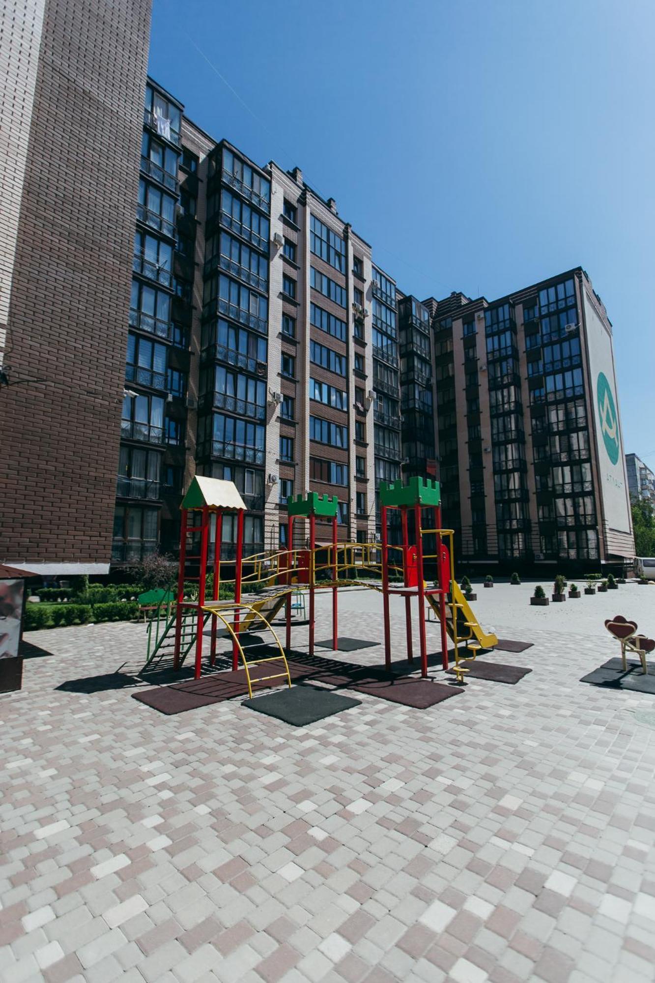 Atlant Luxury Big Family Five Apart On Golovna Поряд З Тц Депот Wi Fi 24 На 7 체르니우치 외부 사진